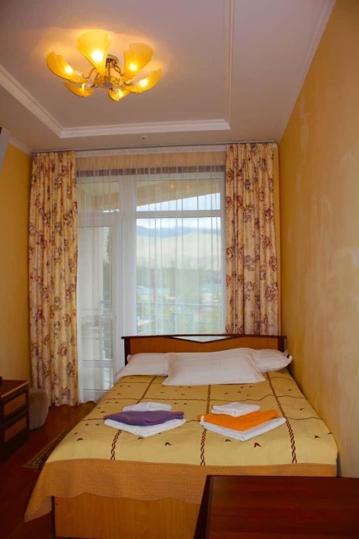 Tri Korony Hotel Cholpon-Ata Exterior photo